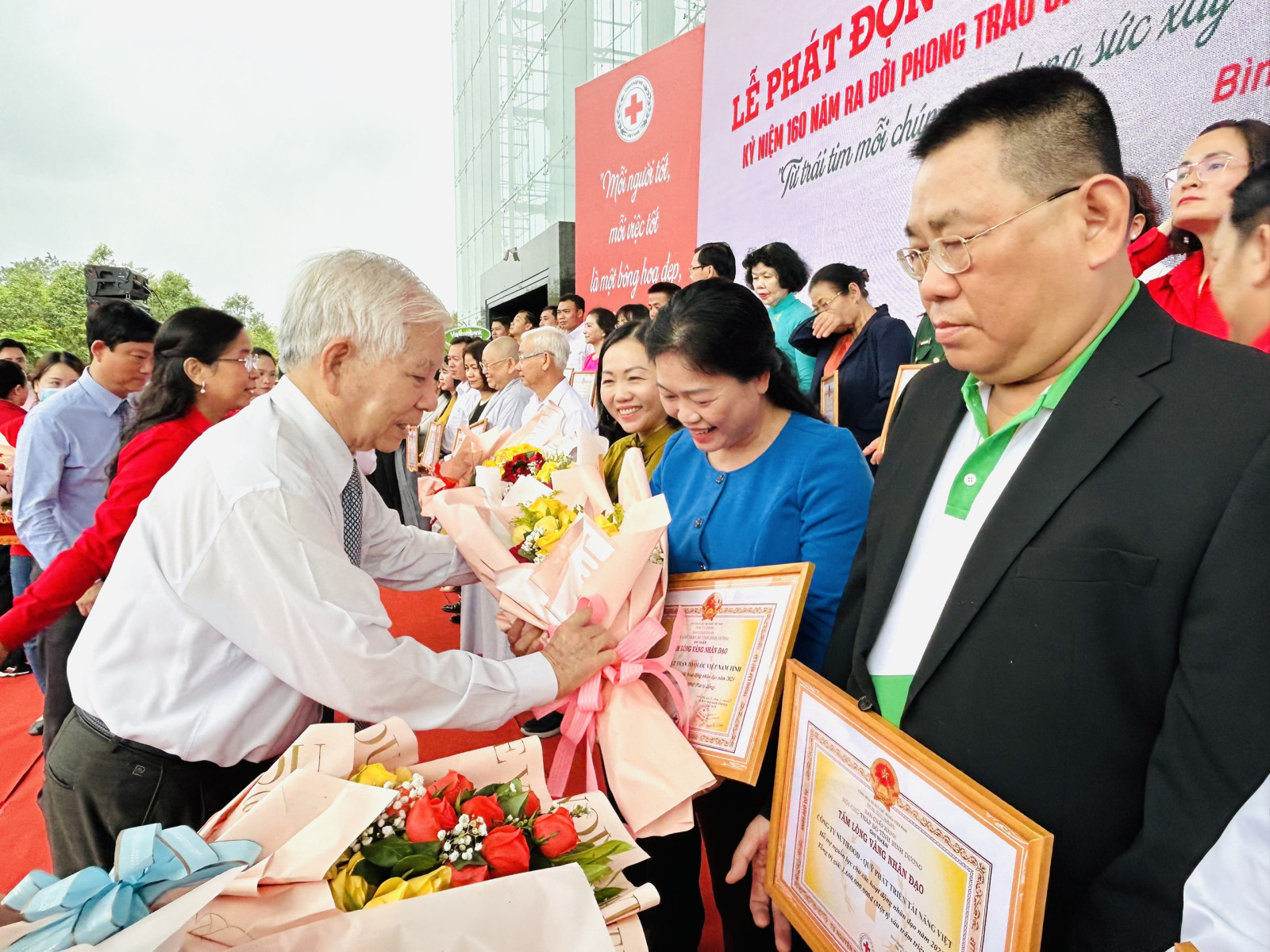 Nguyên Chủ tịch nước Nguyễn Minh Triết tặng hoa các đơn vị, doanh nghiệp, nhà hảo tâm đã ủng hộ nguồn lực cho công tác nhân đạo.
